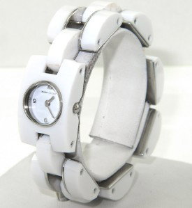 Marc Jacobs Stainless Steel Watch.: Marc Jacobs Stainless Steel Watch.The total watch's weight is 45.3 grams.The measurements of watch head: 17 x 18 mm, thickness: 10 mm.The measurements of the watch is 7" long.chain is 17 mm wide.Water