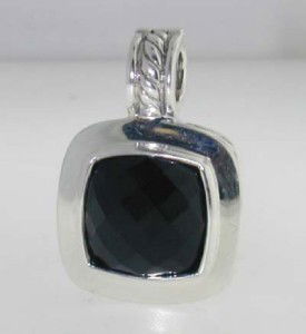 David Yurman Silver, Onyx Pendant: David Yurman Silver, Onyx Pendant. The total Pendant's weight is 6.5 grams. The size of the Onyx is 10 mm in diameter. The size of the Pendant is 22 x 15 mm, Thickness: 5 mm.