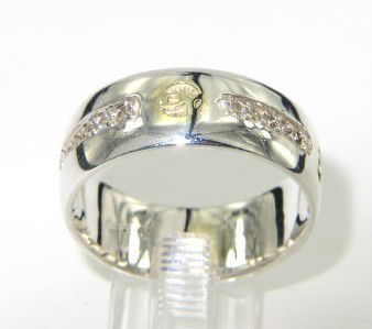 David Yurman Silver & 18k Yellow Gold Diamond B: David Yurman Silver & 18k Yellow Gold Diamond Band The total ring's weight is 7.5 grams. The total weight of diamond is 40 pts. approximately , I color VS clarity. The width of the ring is 9mm The siz