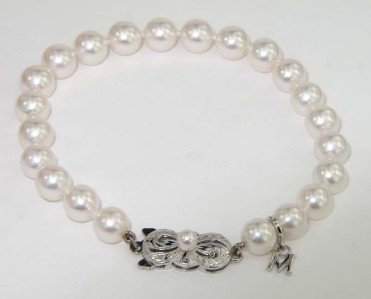Mikimoto 18K White Gold Pearl Bracelet: Mikimoto 18K White Gold Pearl Bracelet With Box. The weight of the bracelet is 12.2 grams The length of bracelet: 7".The size of pearl: 6 mm, graduated.