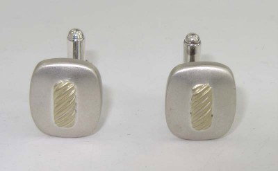 David Yurman Silver/ 18K Yellow Gold Cufflinks: David Yurman Silver/18K Yellow Gold Cufflinks The total weight of cufflinks is 11.2 grams. The measurement of cufflink: 24 x 17 mm and 3 mm in thickness. There are stamps "925" "750" "D.Y" on it.