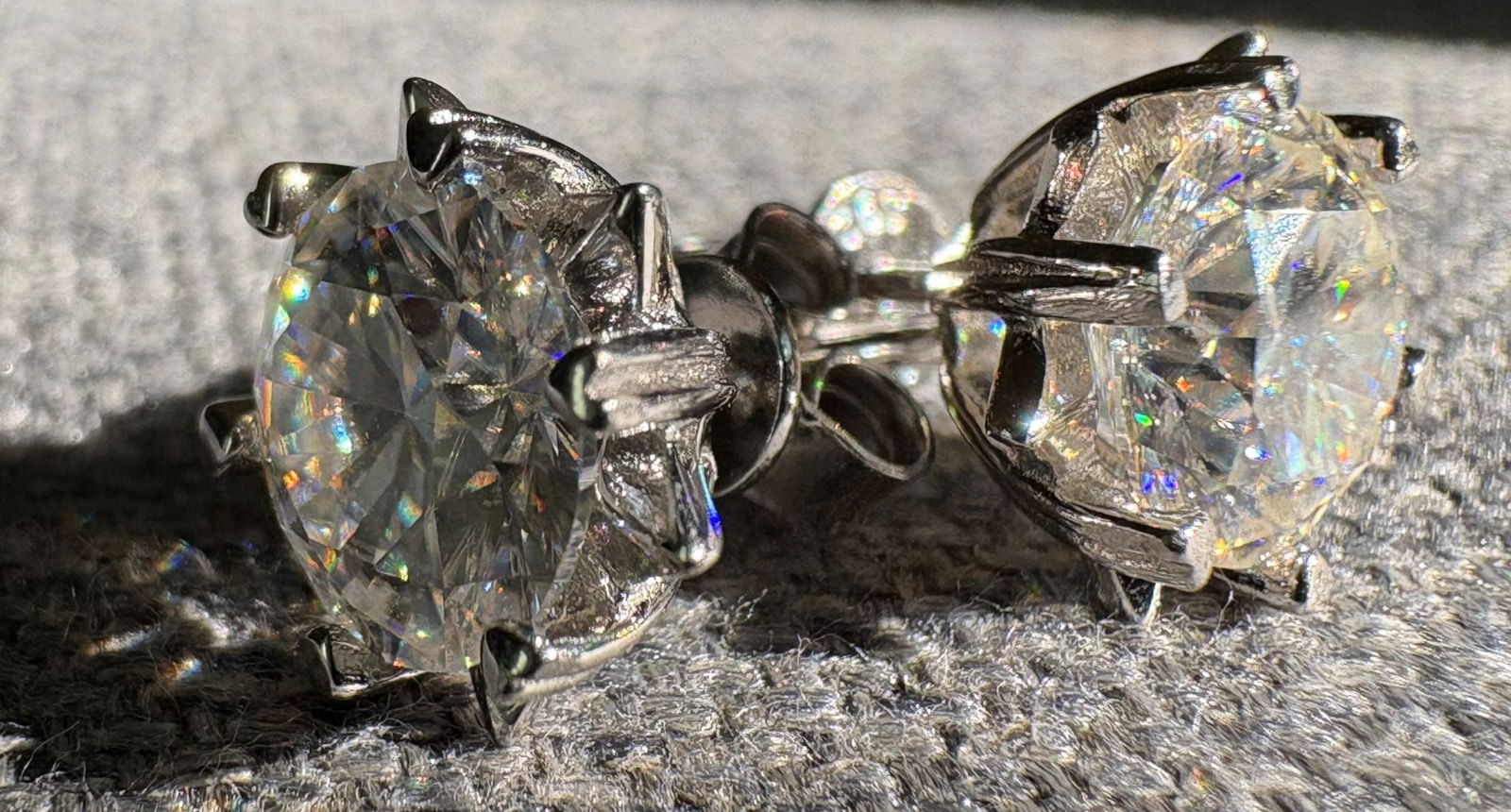 Unisex Earring with Colorless Moissanite Stone 2 carats (1 of 3)