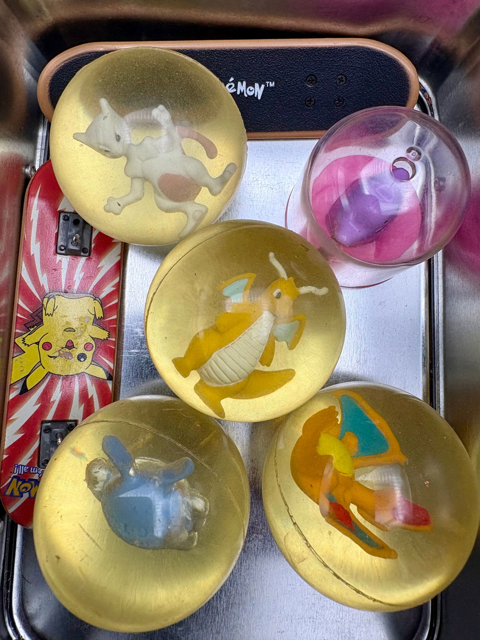 Vintage Pokémon-themed tin box with rare toys (1 of 2)