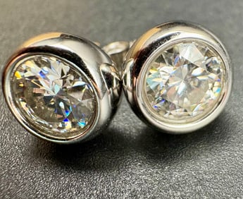 Unisex stud earring featuring a 1.0ct round brilliant Moissanite earrings