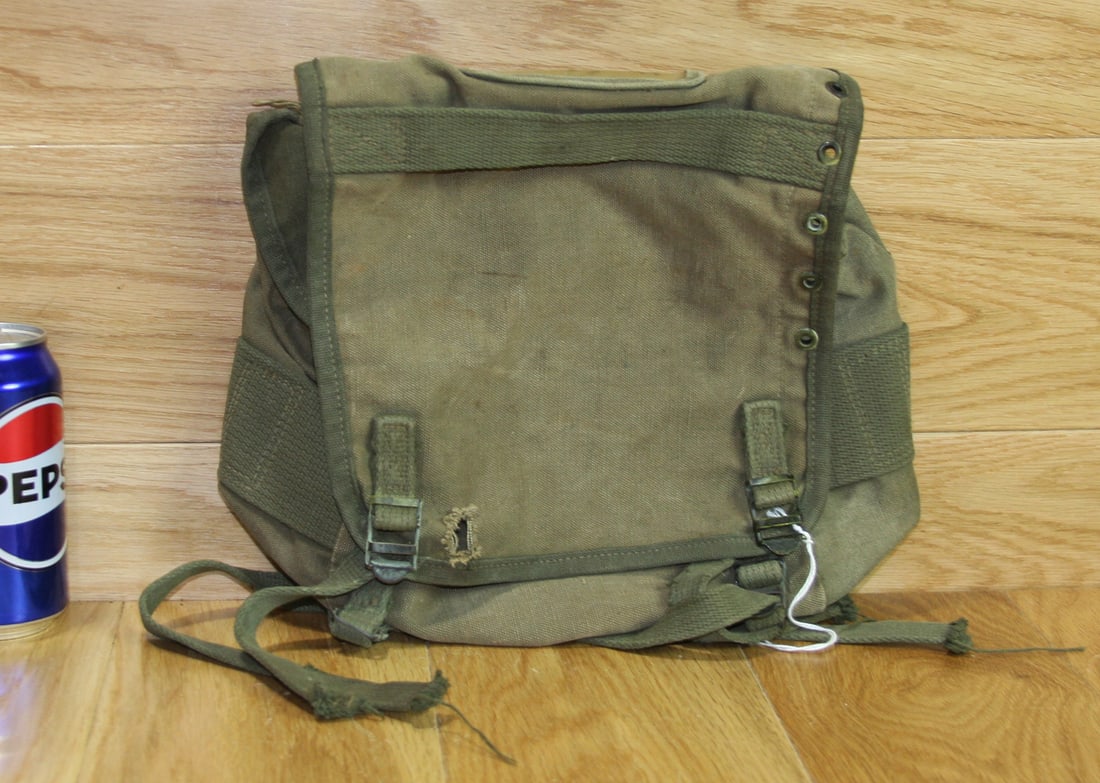 Vintage Vietnam Era Green Canvas Military Bag (1 of 3)