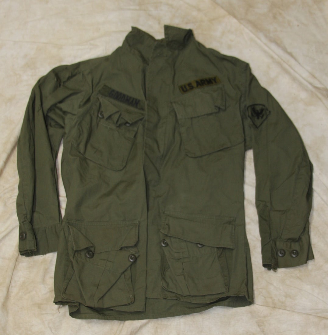 Vietnam Era U.S. Army Green Shirt w/Eagle Patch Military Small Regular Hole (1 of 4)