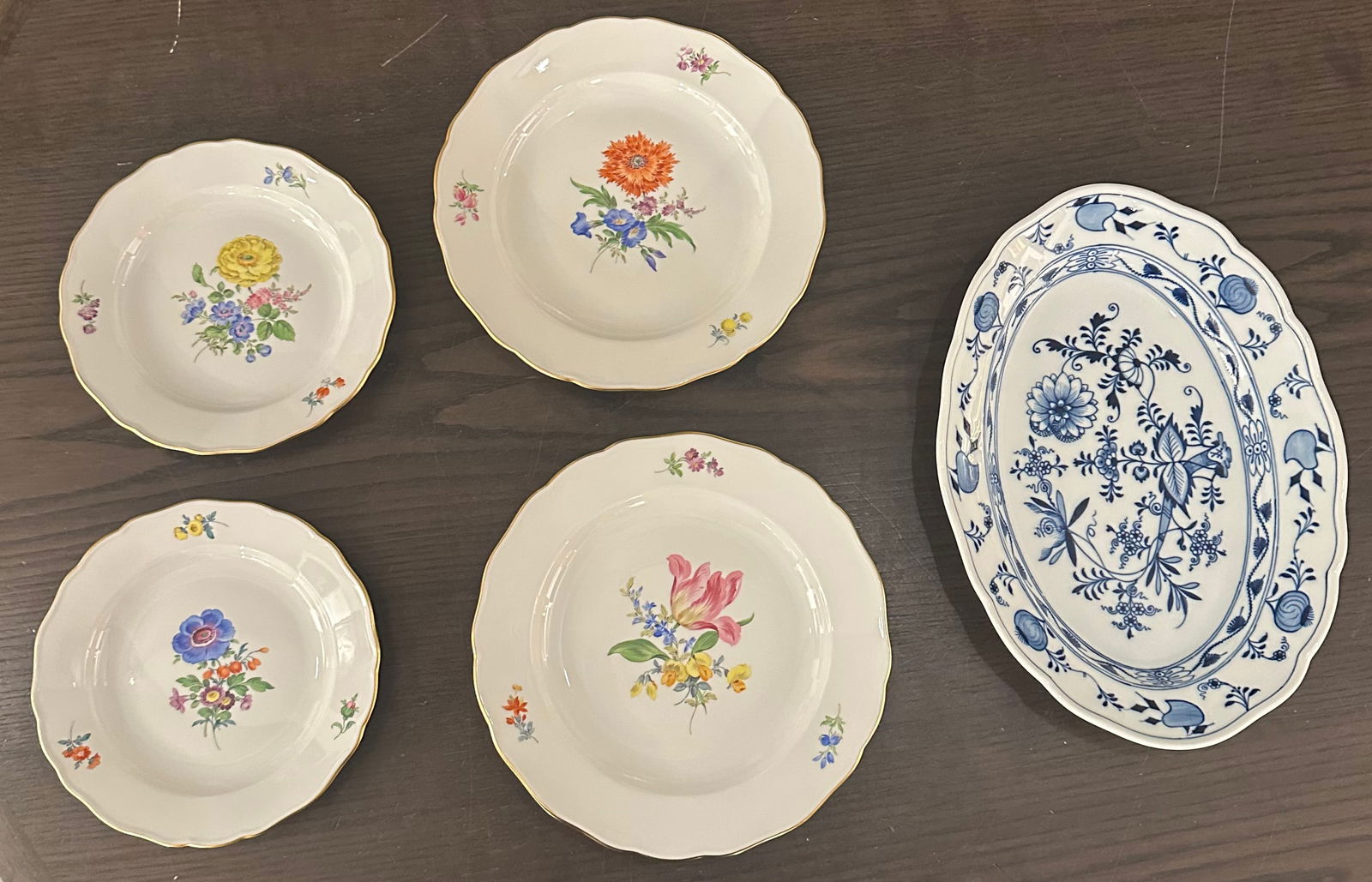 Mixed lot Meissen: Mixed lot Meissen, sword mark, all in good condition: 1 x oval plate, onion pattern, l 34.5 cm; 1 x plate colorful flower 3, gold rim, 1st choice, d 25 cm; 1 x plate colorful flower 3, gold rim, 2nd c