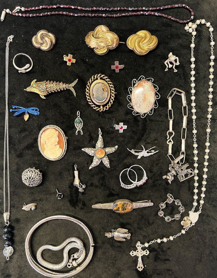 Nostalgic collection, mostly at least 800 silver,: Nostalgic collection, mostly at least 800 silver, weighed with stones, over 130 g, signs of age. Rosary, pendants, brooches, bracelet, bangle, gemstones, fish, garnet necklace, stud earrings, chains,