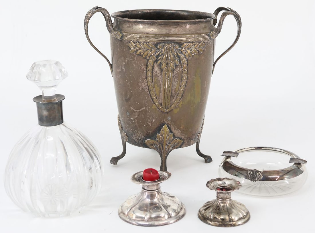 Collection of various objects, signs of age: Collection of various objects, signs of age, signs of use. 830 silver: carafe with silver collar, H 22 cm; ashtray with glass and coat of arms; 2 candlesticks, filled. Brass pot with classicist decora