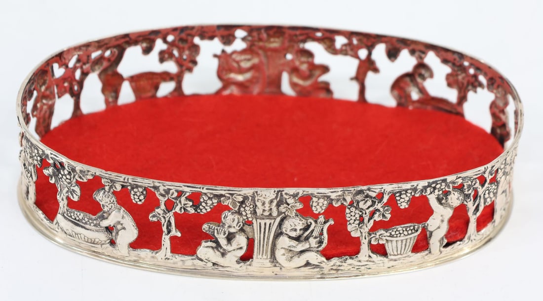 Oval bottle coaster, 800 silver, 141 g.: Oval bottle coaster, 800 silver, Signs of age, 15.5 x 8 x 4 cmBocksbeuteluntersetzer, 800er Silber, 141 g. Altersspuren, 15,5 x 8 x 4 cm