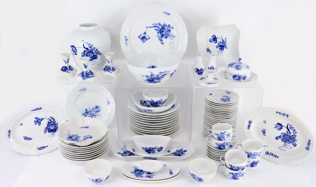 Royal Copenhagen, dinner service: Royal Copenhagen, dinner service: 11 dinner plates, diameter 25.5 cm; 8 soup plates, 22.5 cm; 23 small plates, diameter 15.5 cm; 1 large platter, diameter 33.5 cm; 1 bowl, 24.5 cm; 1 bowl, 21.5 cm; 1