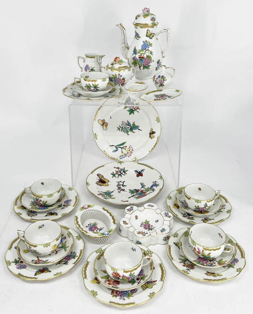 Herend, Victoria, coffee service: Herend, Victoria with green and gold border, coffee service for 6 people, consisting of: 6 place settings, coffee pot, milk jug, sugar bowl, large deep plate, D. 25 cm; large flat plate, D. 25 cm, sma