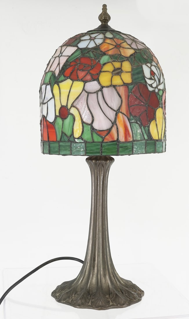 Tiffany-style table lamp (1 of 4)