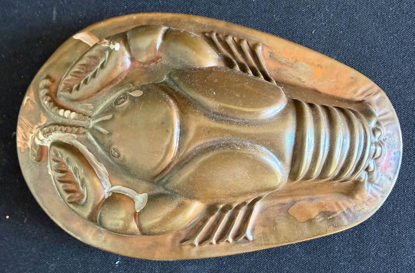 6 small baking tins shaped like fish and lobsters, - 7