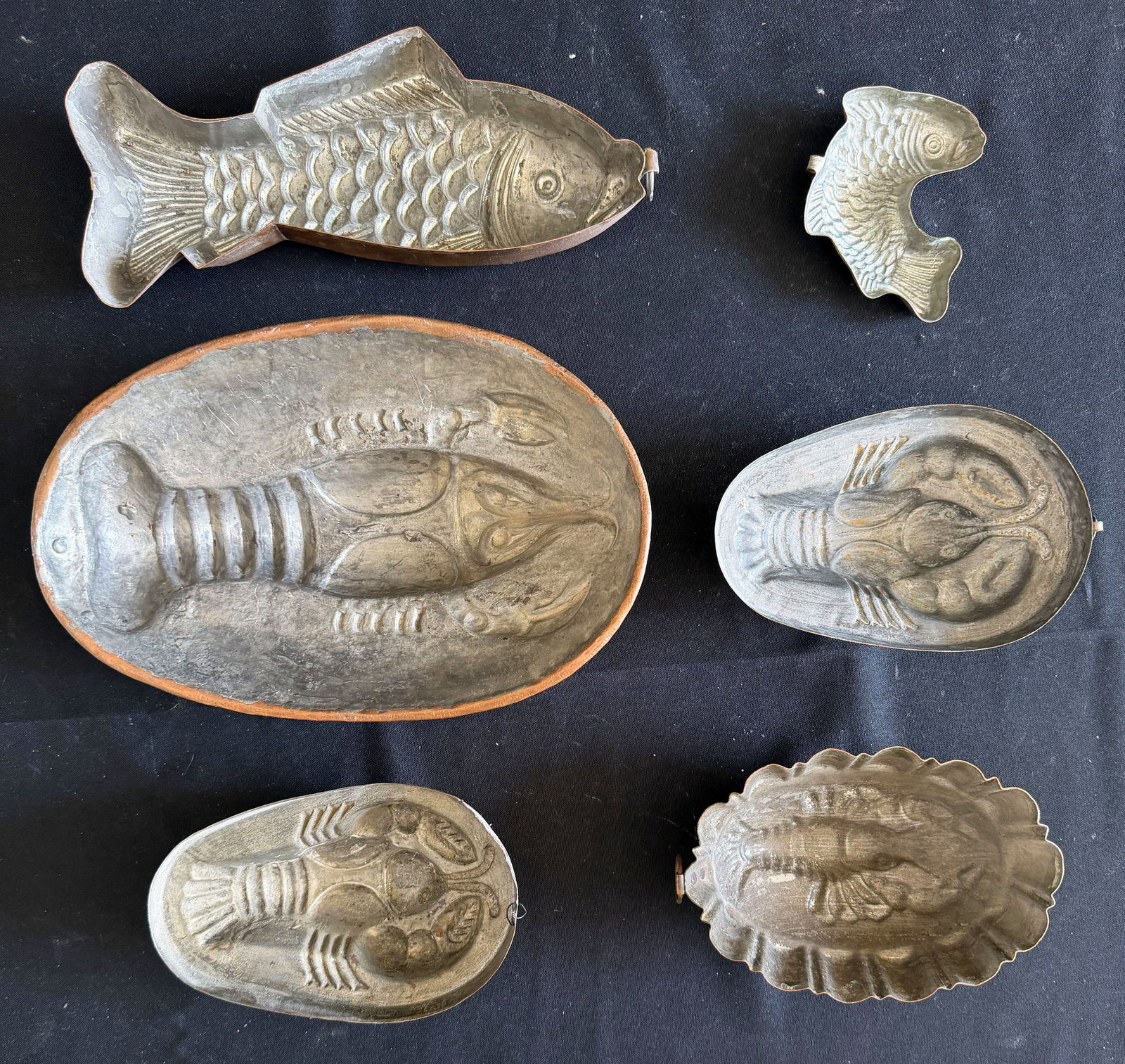 6 small baking tins shaped like fish and lobsters, - 8