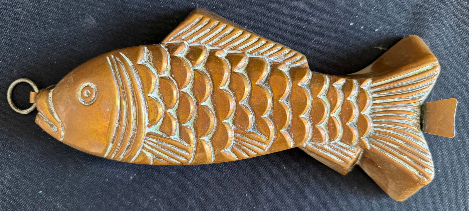 6 small baking tins shaped like fish and lobsters, - 9