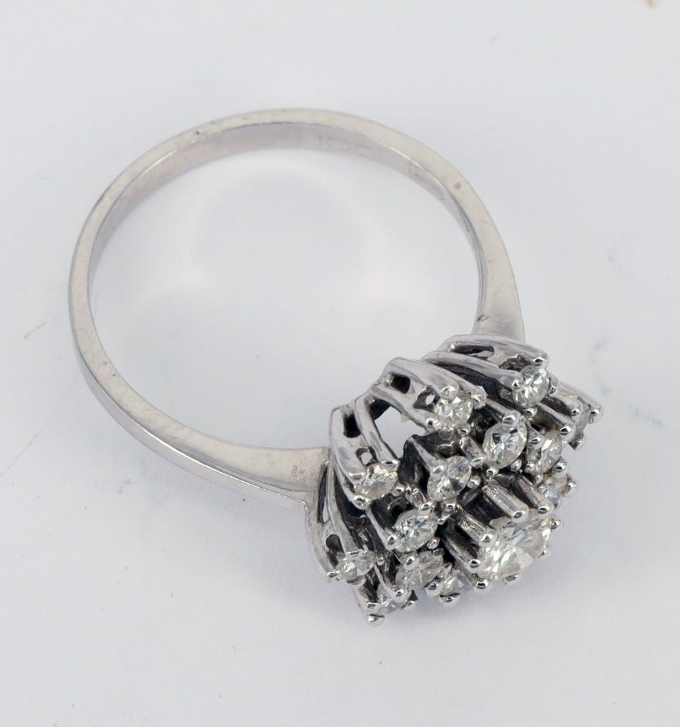 Ring, 14k white gold, 4.53 g. Set with 17 diamonds - 2