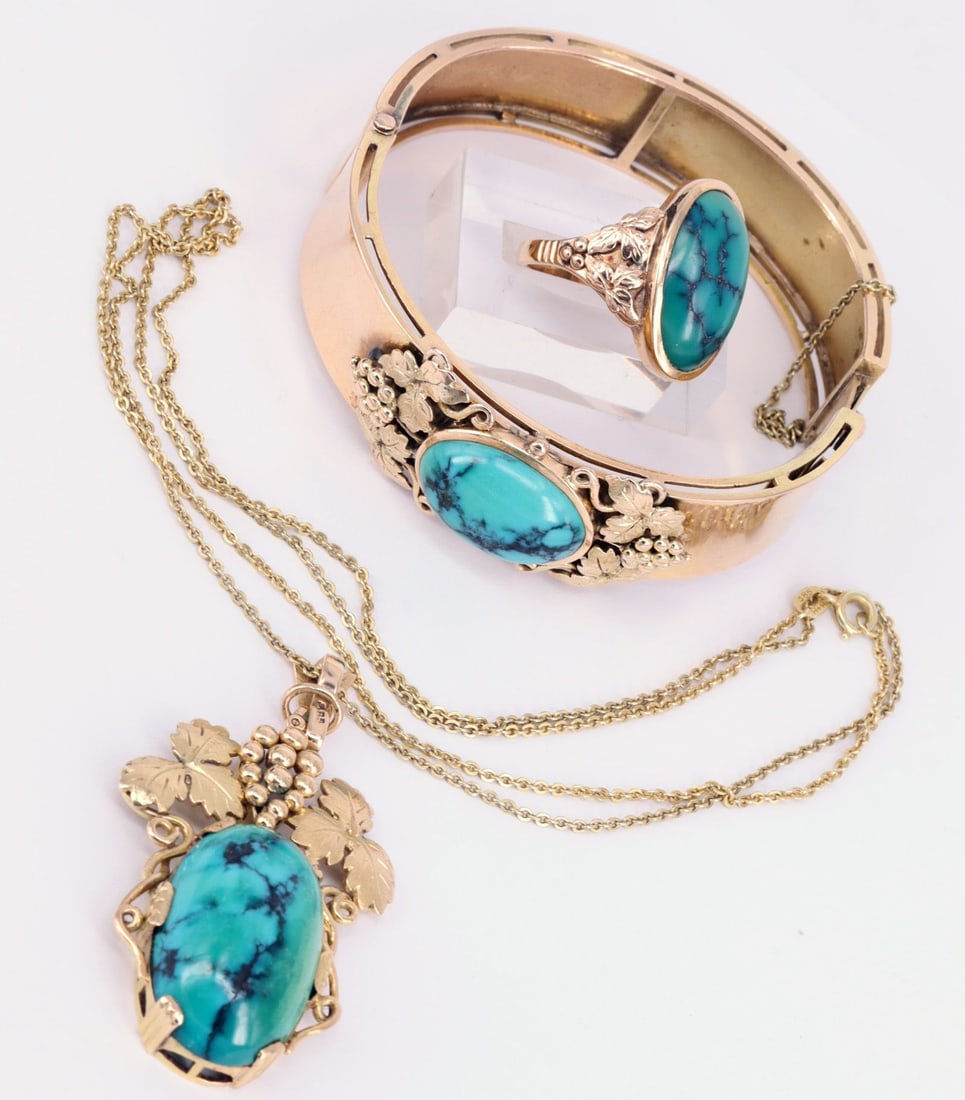 Set with gold and turquoise, 585 GG, 56.2 g: Set with gold and turquoise, 585 GG, 56.2 g, goldsmith work. Bangle with vine ornamentation, inside 5.2 x 4.8 cm; pendant with grapes and leaves, L approx. 6 cm, L of chain 62 cm; ring in similar desi
