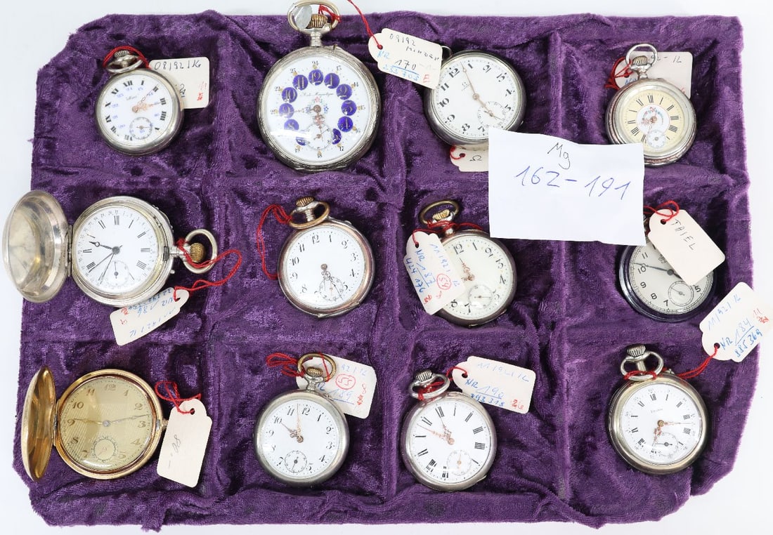 Set of 12 pocket watches, some marked (Omega...): Set of 12 pocket watches, some marked (Omega, Urania, Mars), various ages, movements not tested, signs of age, enamel damage, glass chipped, hairline cracks Konvolut von 12 Taschenuhren, teils gemarkt