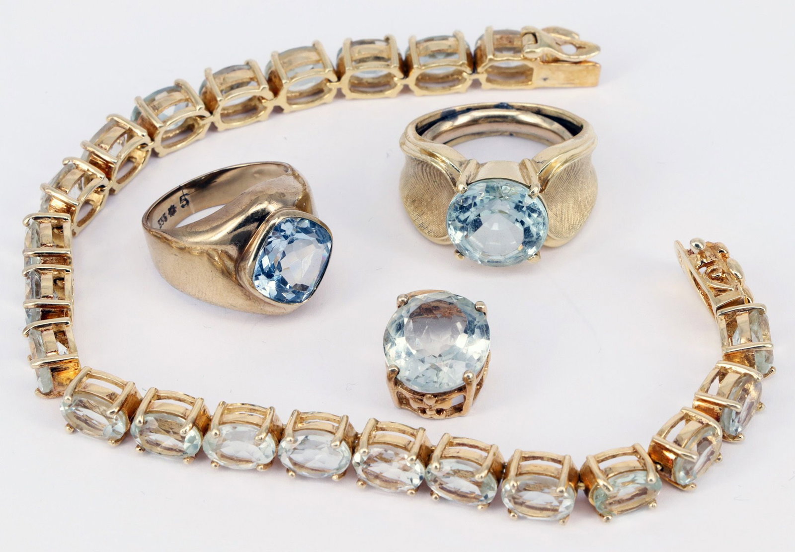 Set of jewellery, showing signs of wear: 2 rings etc - 7