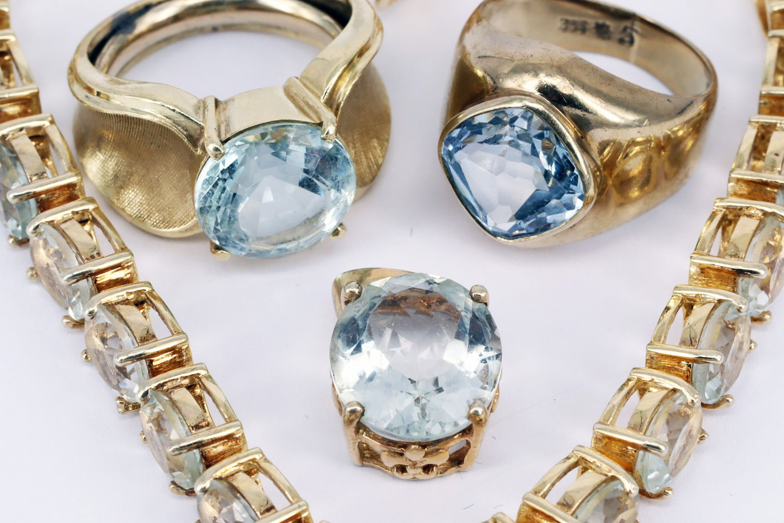 Set of jewellery, showing signs of wear: 2 rings etc - 9