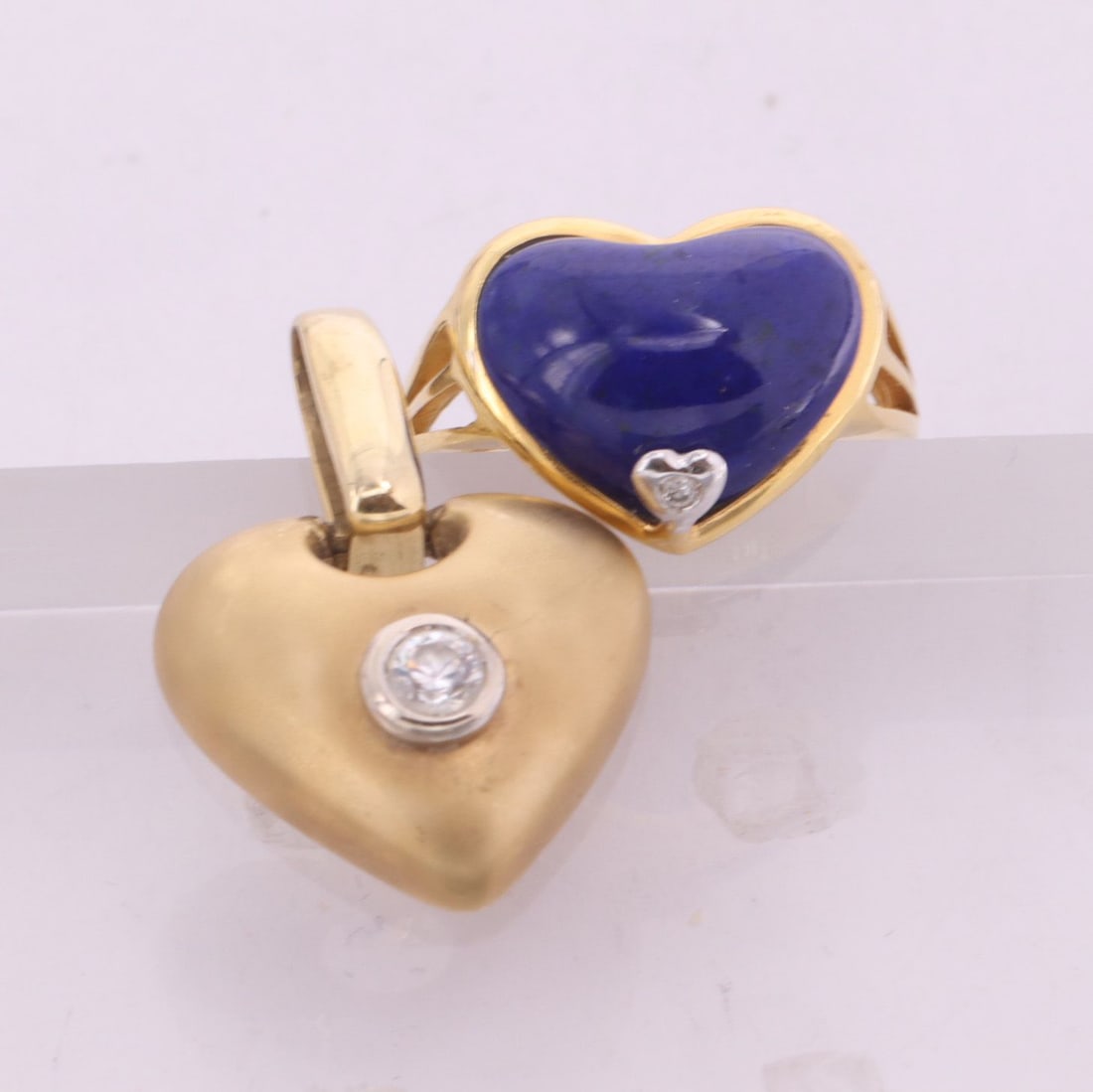 2 Hearts: Ring, 14k gold, 5.5 g.: 2 Hearts: Ring, 14k gold, 5.5 g. Featuring a heart-shaped lapis lazuli and a small diamond, RG56; Pendant, 14k gold, height approx. 2.6 cm, 3.67 g 2 Herzen: Ring, 750er GG, 5,5 g. Mit