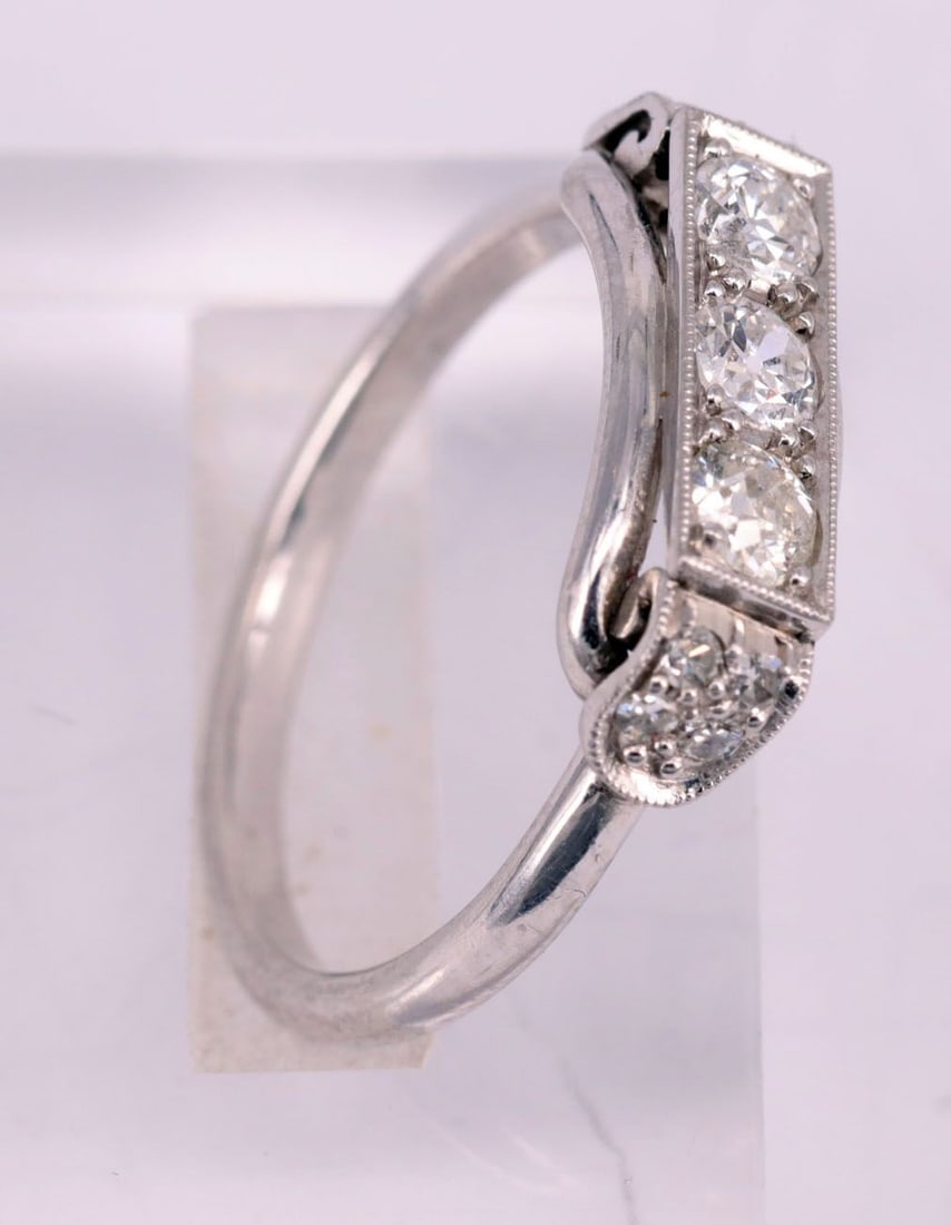 Ring, 18k white gold (tested), 4.43 g.: Ring, 18k white gold (certified), 4.43 g. Set with three larger and four smaller diamonds, RG55 Ring, 750er Weißgold (getestet), 4,43 g. Mit drei größeren sowie vier kleineren