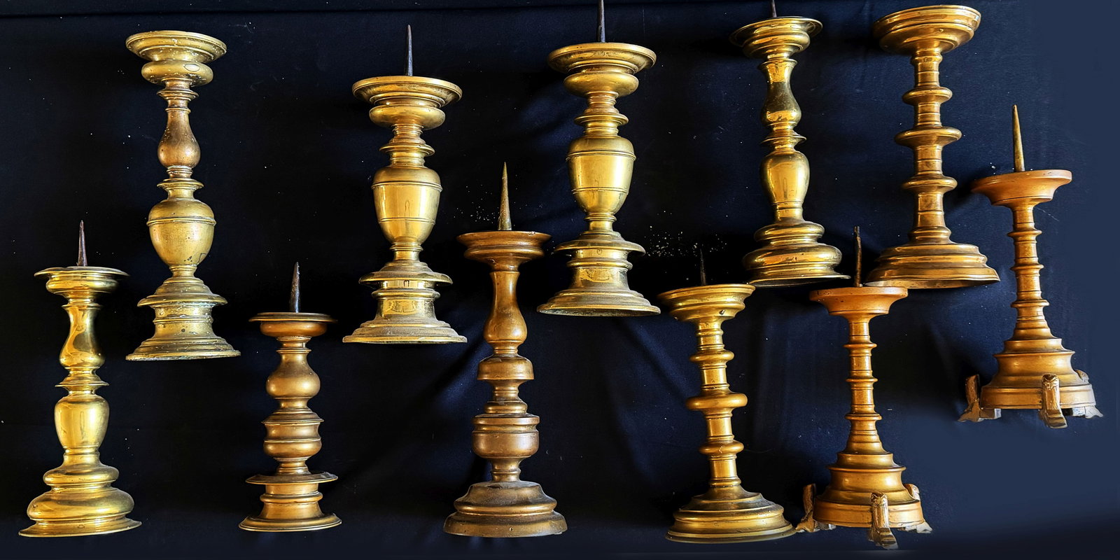 11 candlesticks, brass, etc., from a collection - 3