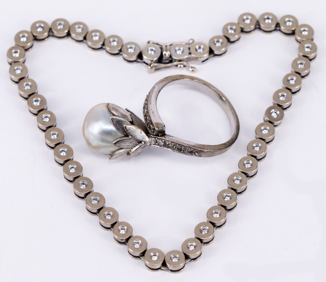 2 pieces of jewelry, white gold: bracelet and ring: 2 pieces of jewelry, white gold: bracelet, 585 white gold (tested), 16.88 g, with 44 diamonds (tested), length approx. 21 cm; ring, 750 white gold, 6.98 g, with a baroque pearl (hairline crack) and 9