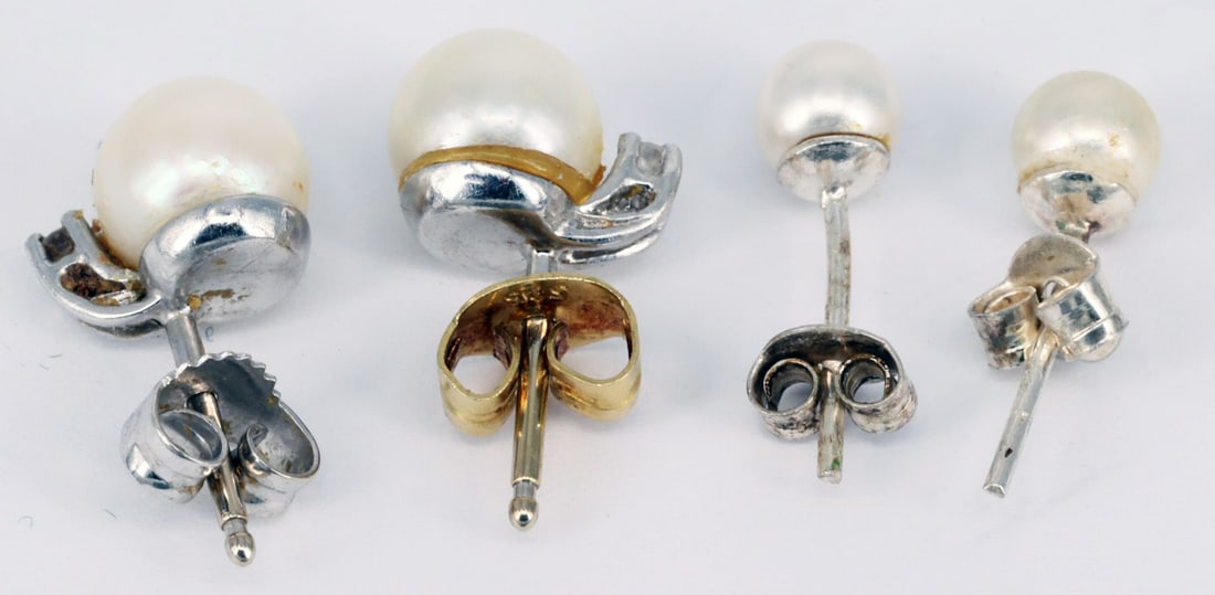 A pair of pearl stud earrings, 14k white gold, 2.22 g - 2