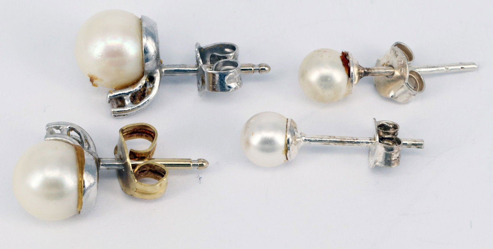 A pair of pearl stud earrings, 14k white gold, 2.22 g - 3