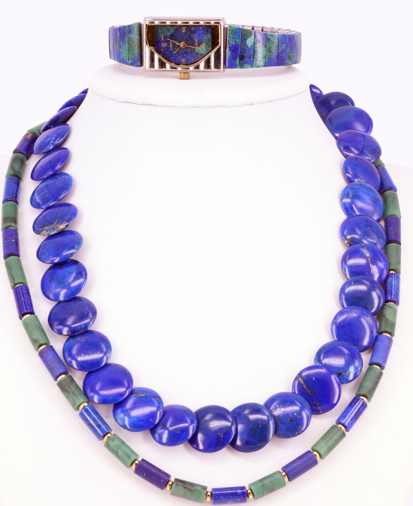 Lapis lazuli women's wristwatch and two chains: Lapis lazuli women's wristwatch, quartz (movement not tested) and 2 chains, length between 36 and 40 cm, 2 elements of Lapis chipped, show signs of wear Lapislazuli Damenarmbanduhr, Quartz (Werk