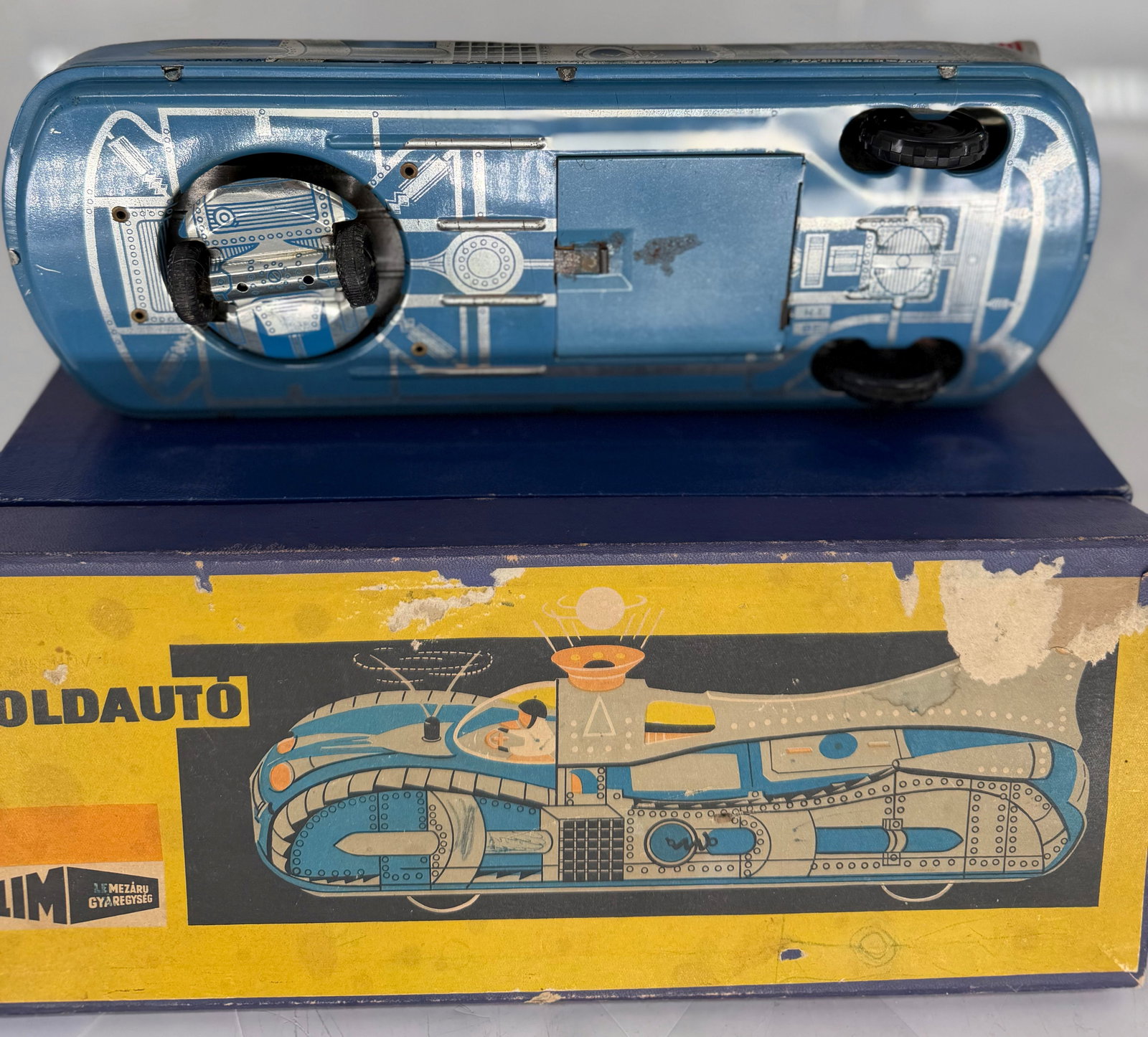 Assorted tin toys - 8