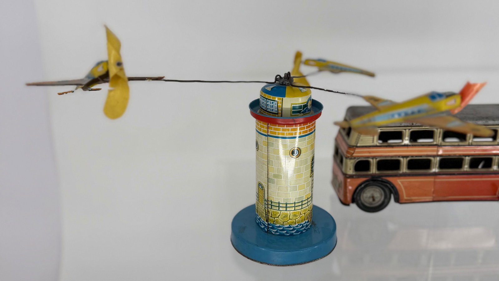 Assorted tin toys - 9