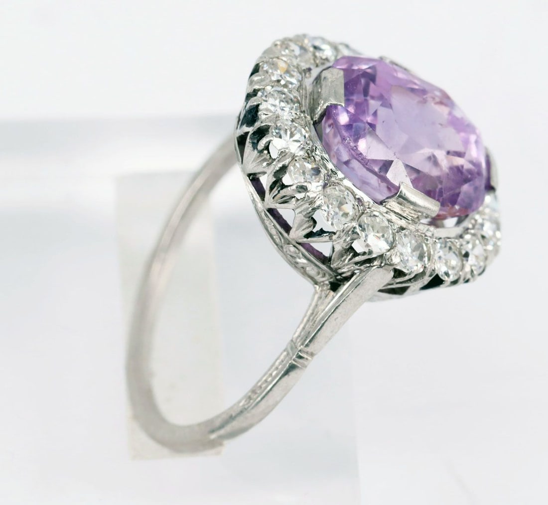 Ring, platinum, 6.15 g. Featuring a pink stone, - 2