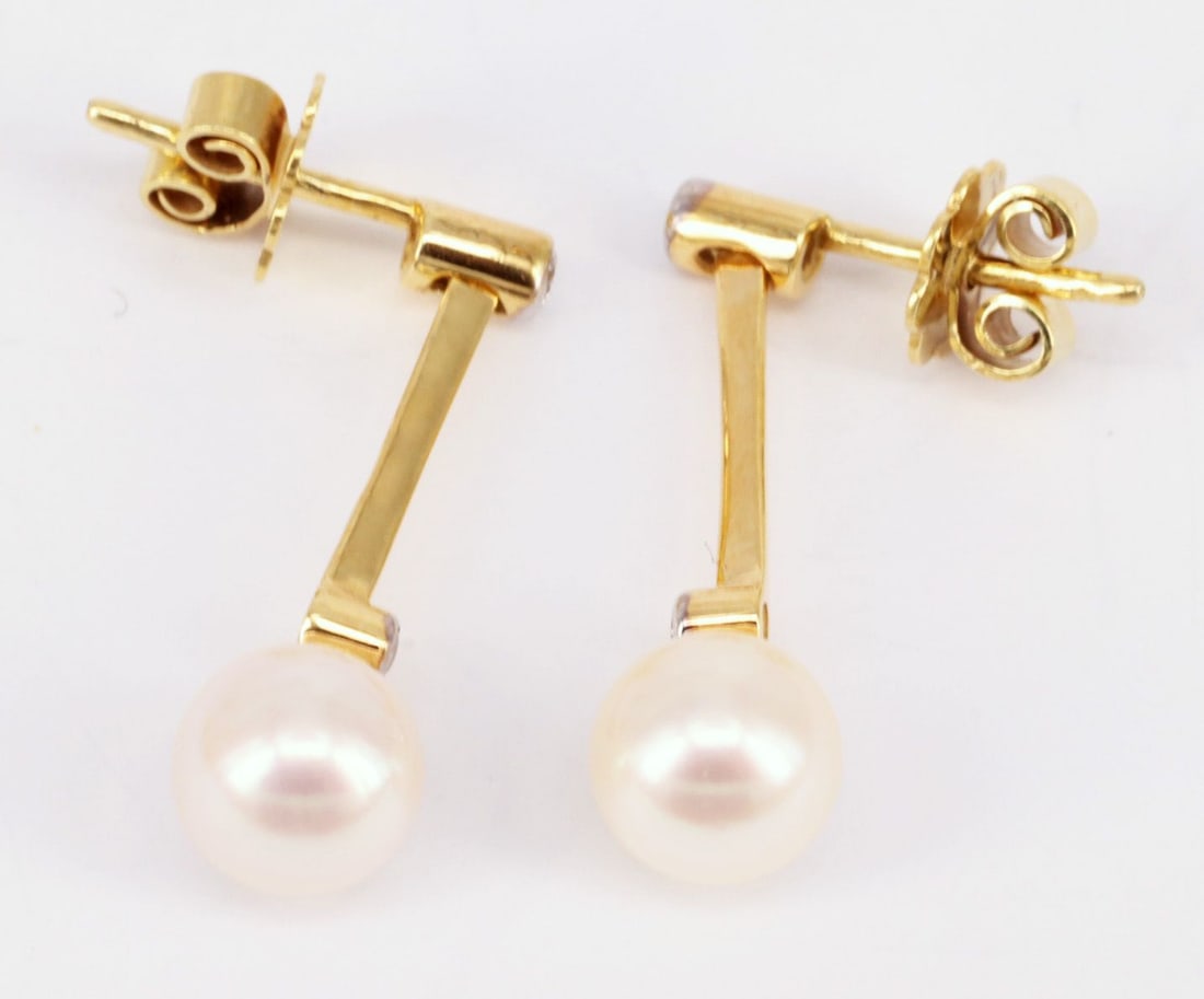 2 pairs of earrings and a matching single earring, - 2
