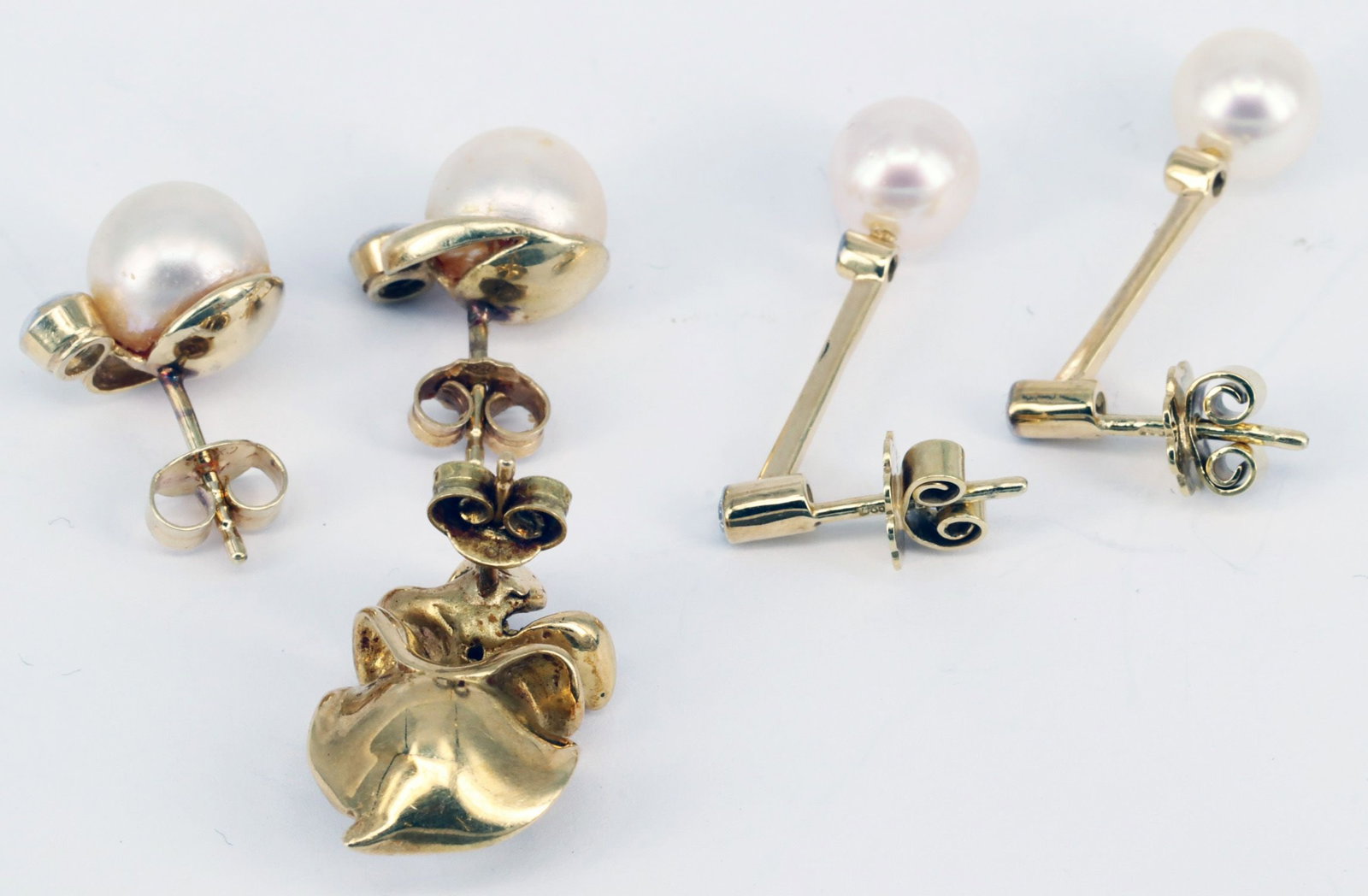 2 pairs of earrings and a matching single earring, - 3