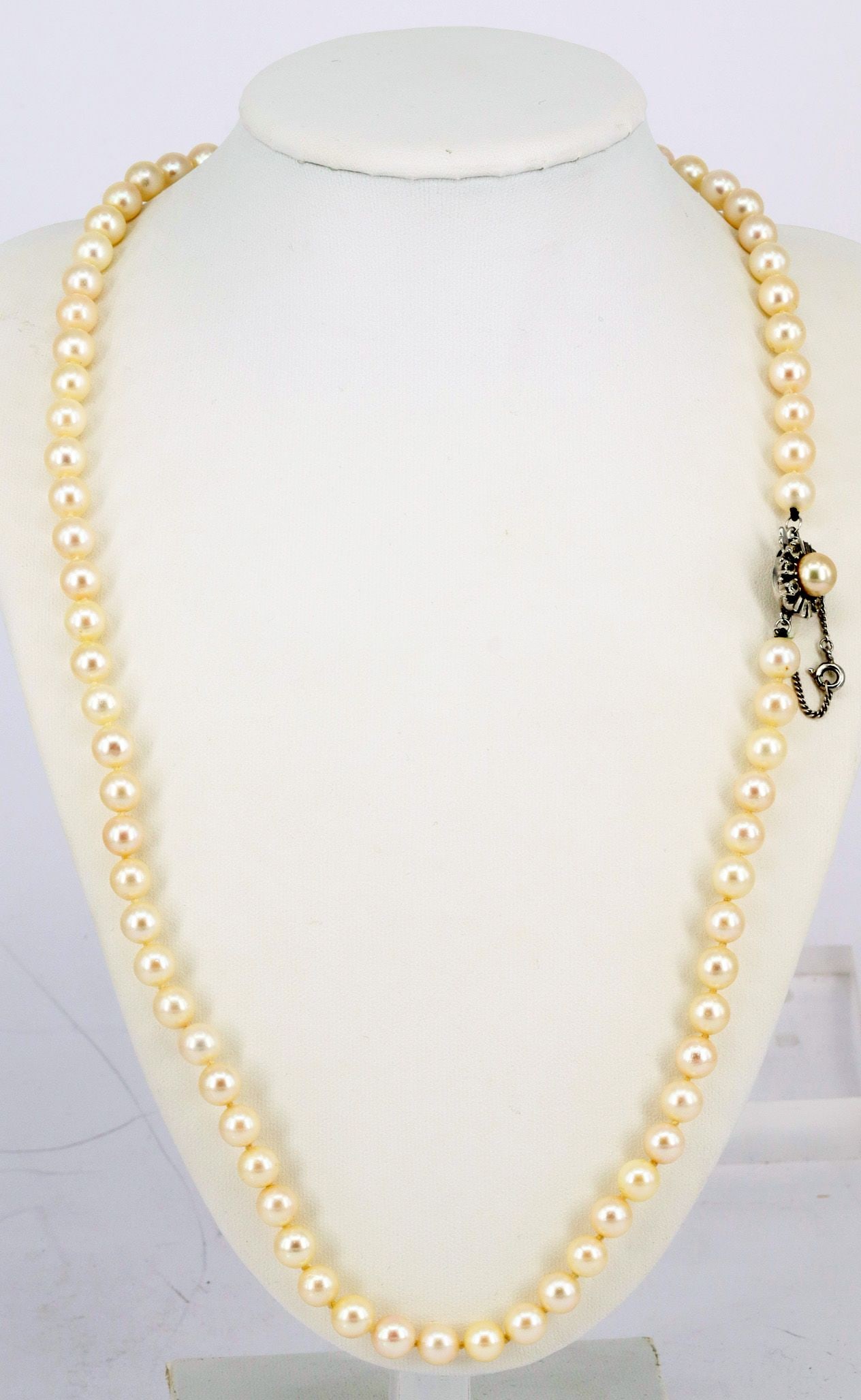 Pearl necklace with a 333-carat WG clasp (tested),: Pearl necklace with a 333-grade WG clasp (tested), 7 mm pearls, approx. 70 pearls, length 50 cm Perlenkette mit 333er WG Schloss (getestet), Perle à 7 mm, ca 70 Perlen, L. 50 cm