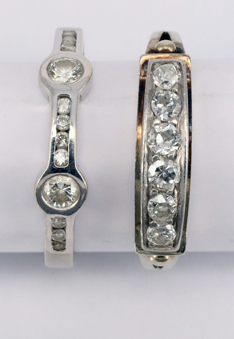 2 rings: Ring, 750 white gold, 2.66 g: 2 rings: Ring, 750 white gold, 2.66 g, with 2 larger diamonds, total 0.34 ct according to the certificate, RG56; Ring, 585 yellow gold, 2.5 g, with 6 diamonds, RG56 2 Ringe: Ring, 750er WG, 2,66 g,
