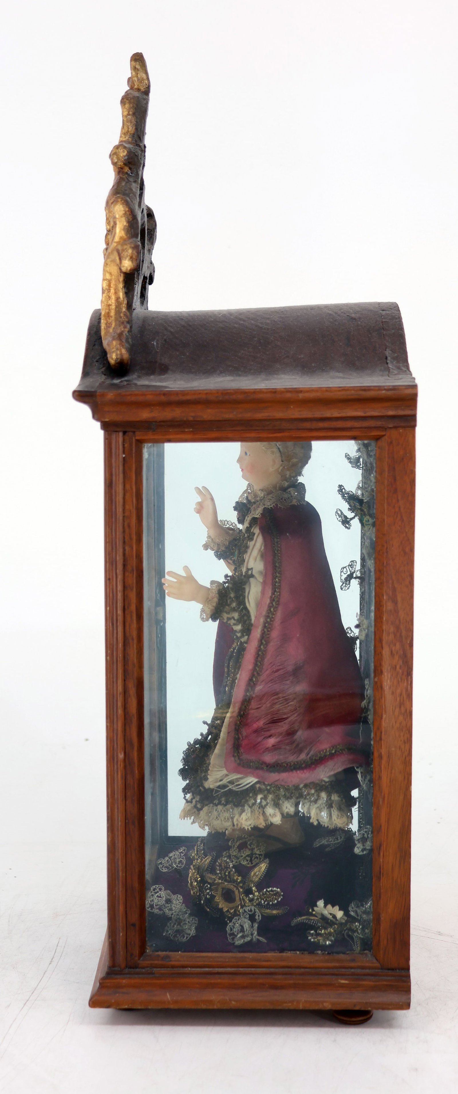 Assorted sacred objects: shrine with Jesus etc. - 2