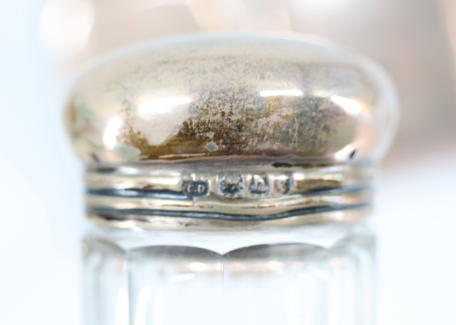 Silver items: including two hip flask and four cups - 4