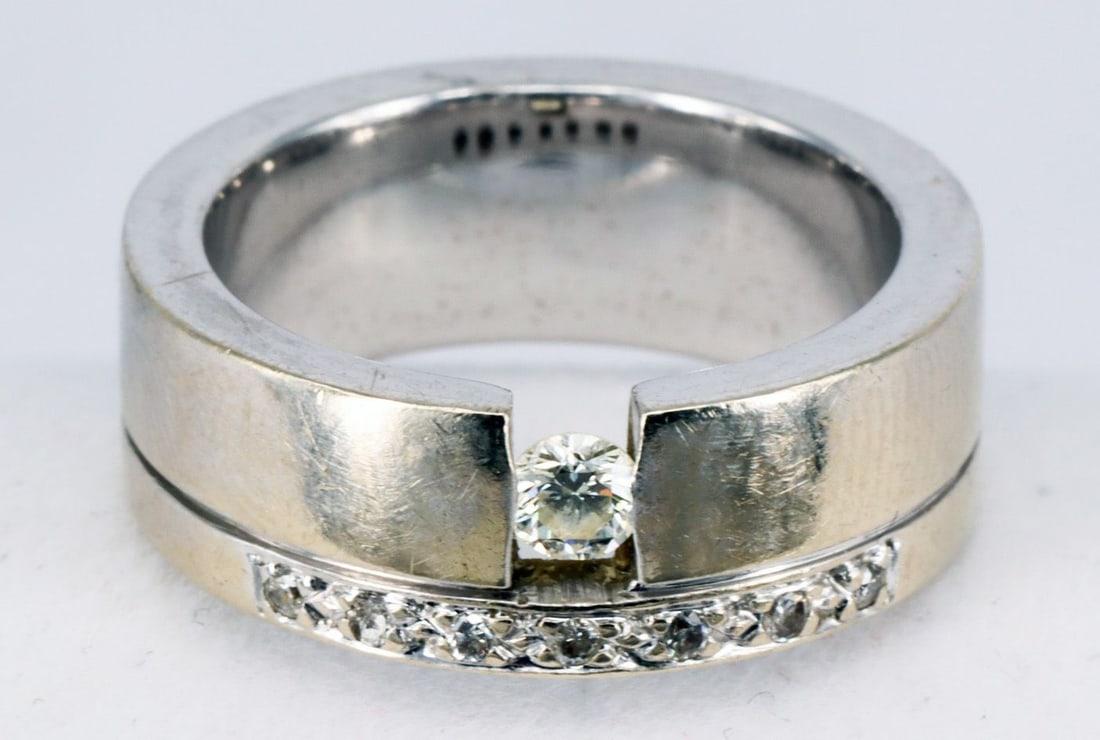 4 distinctive rings, gold, with diamonds, some wear - 3