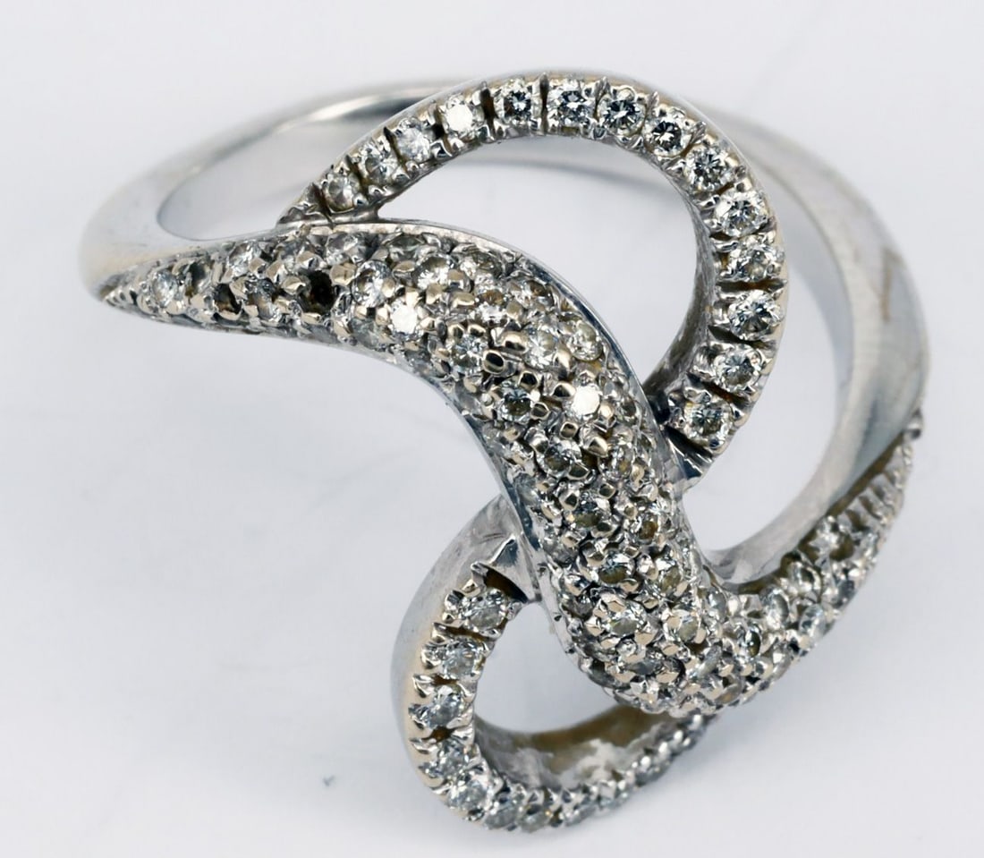 4 distinctive rings, gold, with diamonds, some wear - 6