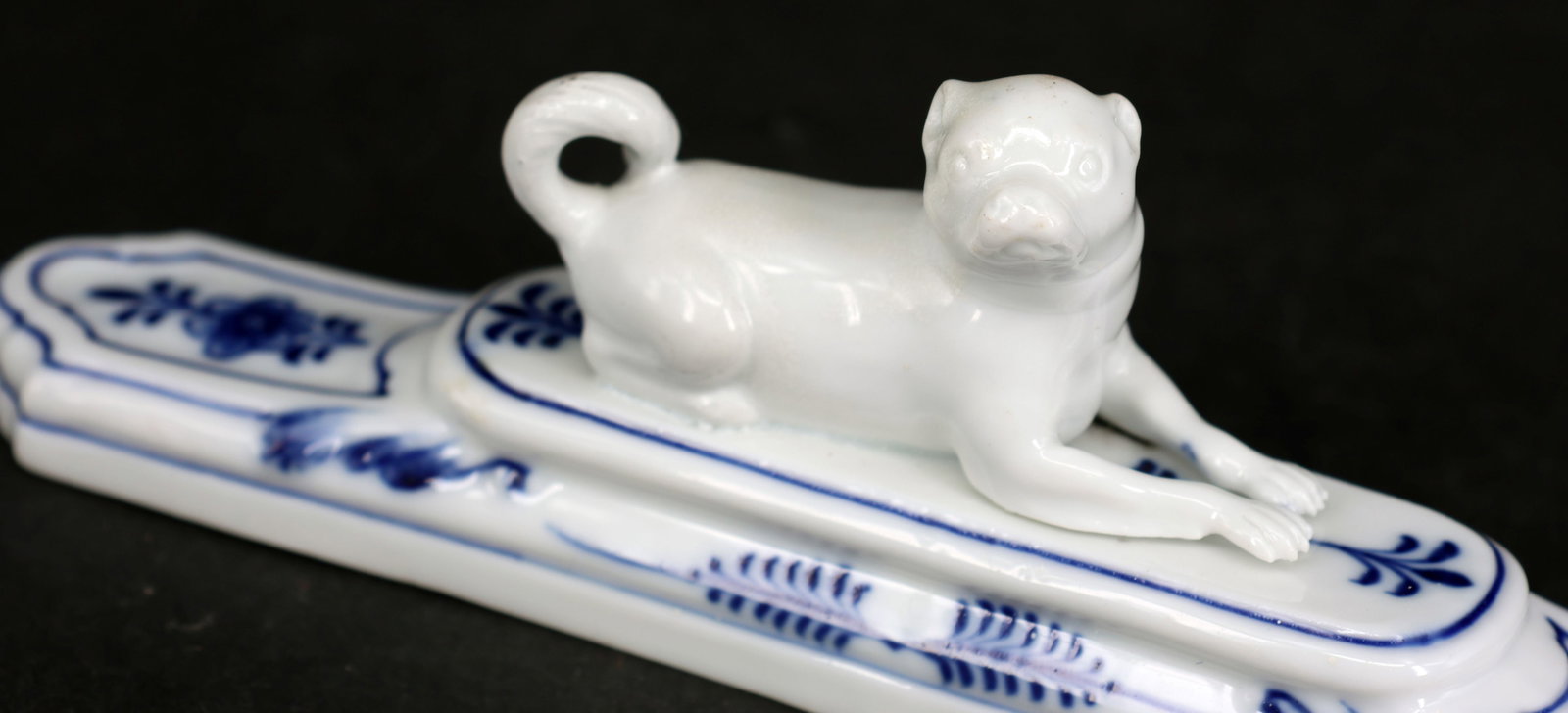 Meissen, three small pugs, Meissen sword marks - 2