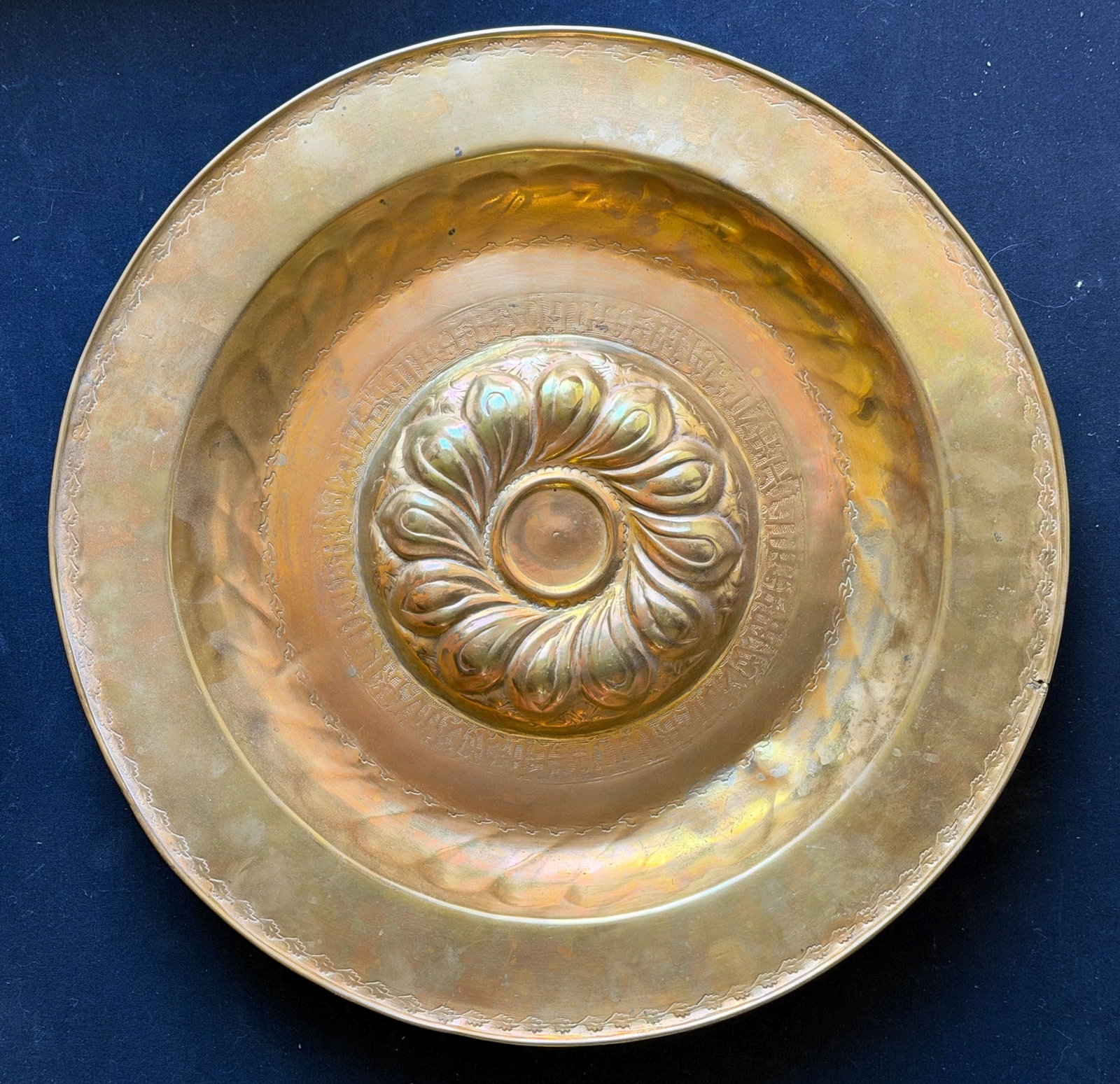 3 bowl-shaped vessels, probably from Holland and: 3 bowl-shaped vessels, probably from Holland and Nuremberg 17th–18th century, all signs of age. 2 feature fish-bladder decoration, a circumferential inscription, and delicate ornamentation
