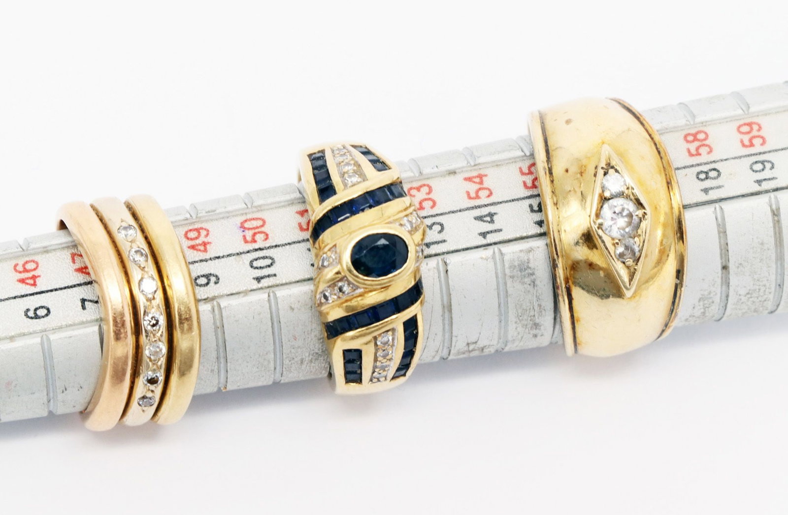 3 gold rings. Of these: 2 x 750, 1 x 585: 3 gold rings. Of these: 2 x 750 yellow gold, 14.8 g, set with sapphires and diamonds, ring sizes 48 and 53; 1 x 585 yellow gold, 4.85 g, ring size 58 3 Goldringe. Davon 2 x 750er Gelbgold, 14,8 g,