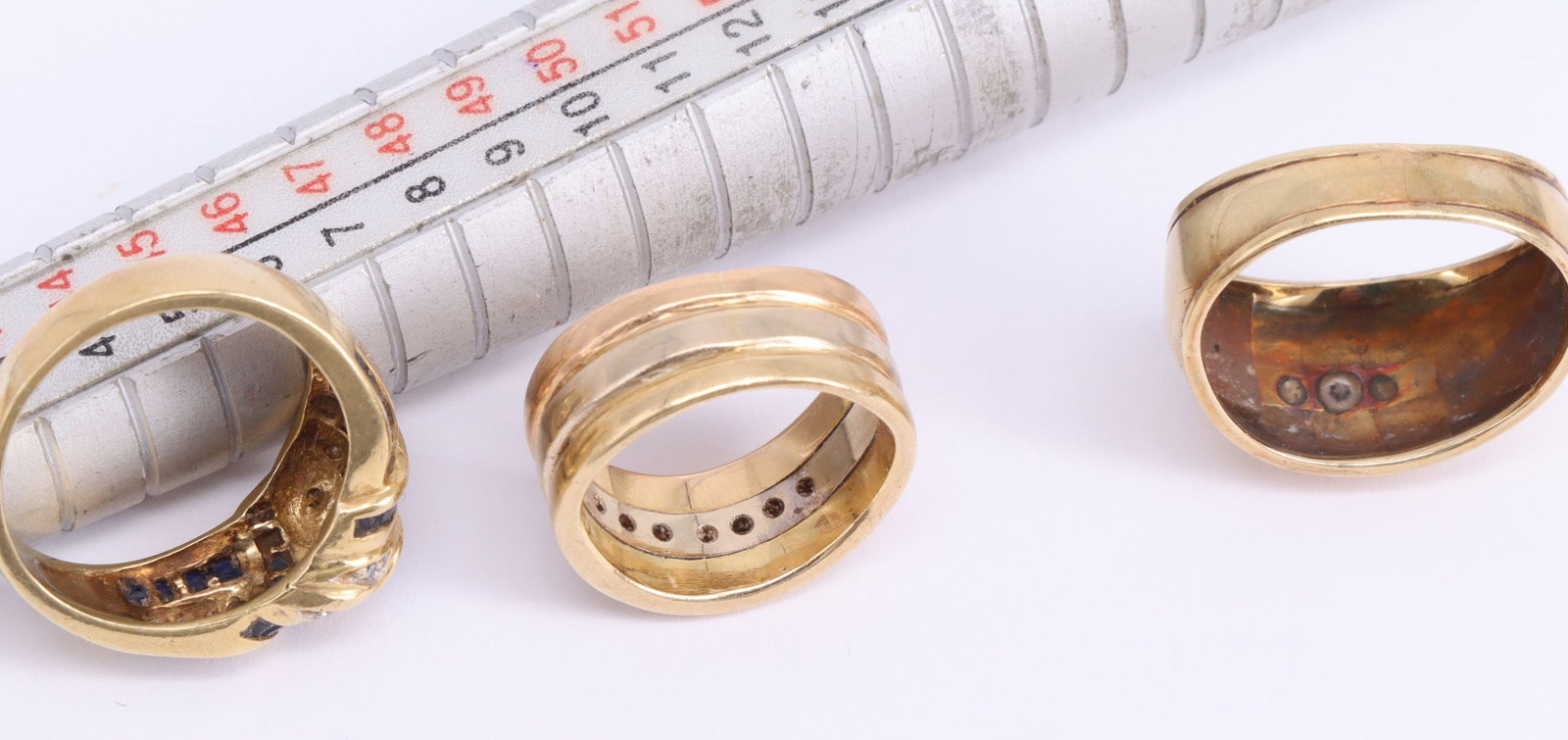 3 gold rings. Of these: 2 x 750, 1 x 585 - 2