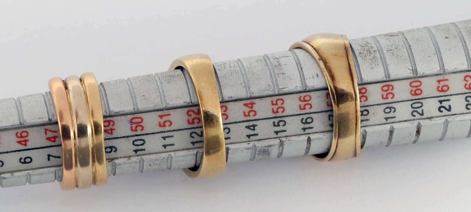 3 gold rings. Of these: 2 x 750, 1 x 585 - 3