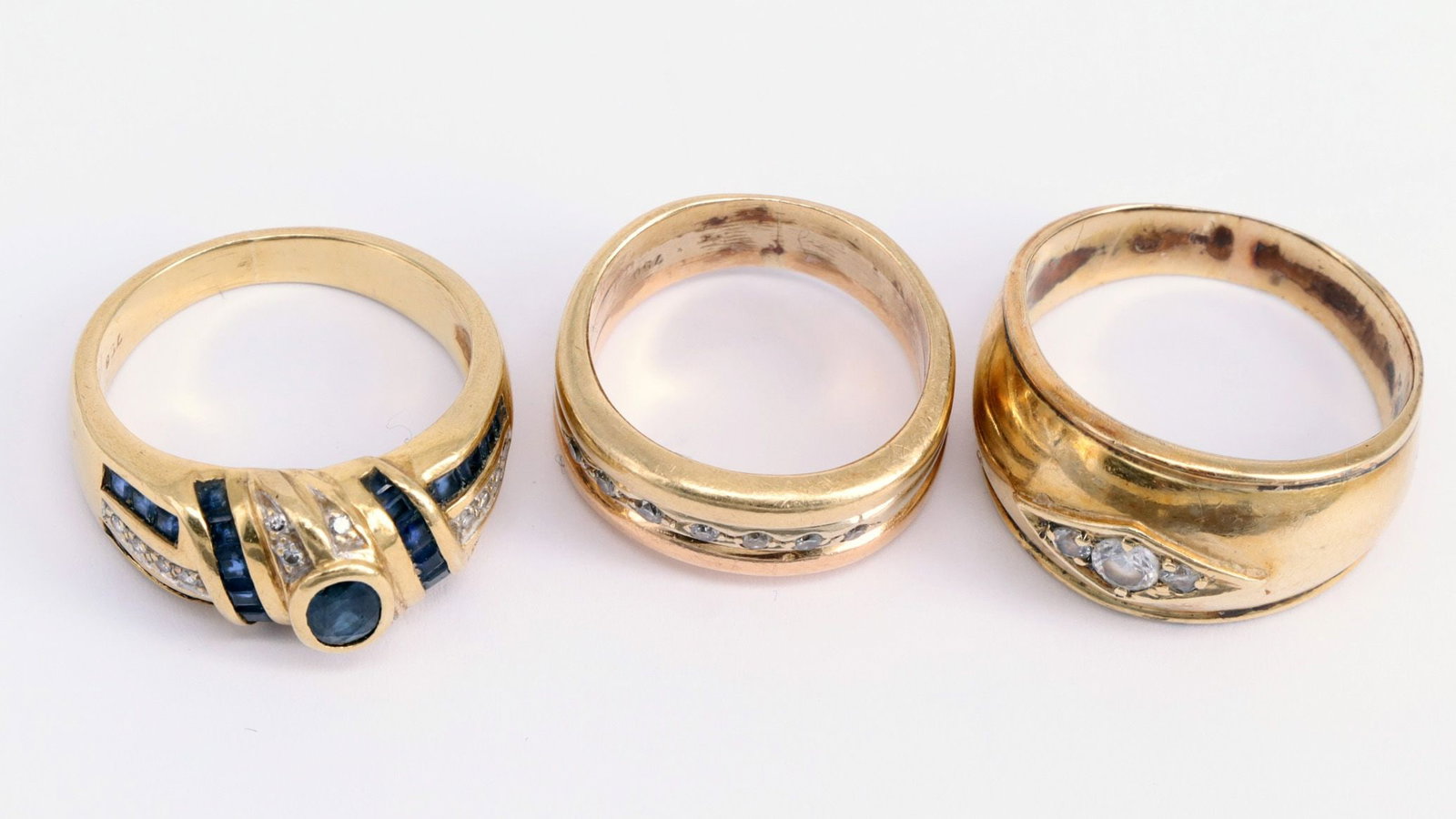 3 gold rings. Of these: 2 x 750, 1 x 585 - 4