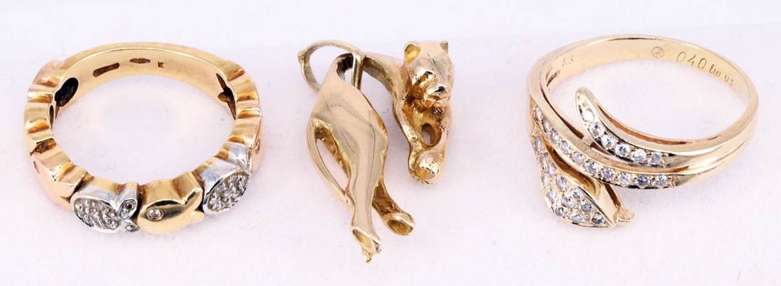 3 pieces of jewelry, gold, signs of wear.: 3 pieces of jewelry, gold, signs of wear. 750 yellow gold, 6.93 g: band ring with fish motif, RG55; 585 yellow gold, 10.87 g: pendant in the shape of a panther and ring in the shape of a snake, with 0